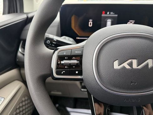 New 2026 Kia Carnival LX FWD image 33