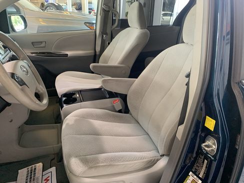 Used 2011 Toyota Sienna LE FWD image 11