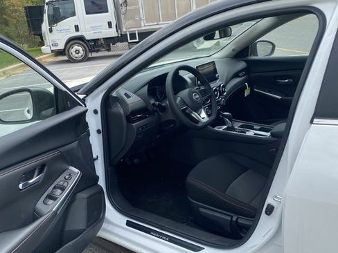 New 2025 Nissan Sentra SR w/ Midnight Edition image 14