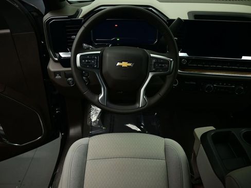 Used 2024 Chevrolet Silverado 1500 LT image 2