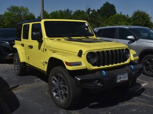 Used 2024 Jeep Wrangler Unlimited w/ Convenience Group AWD/4WD image 3