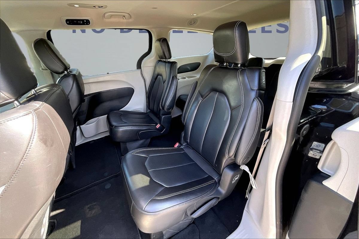 Used 2023 Chrysler Pacifica Touring-L FWD image 21