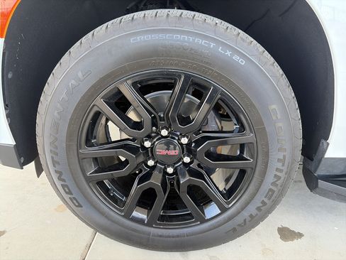 Used 2023 GMC Yukon SLT w/ SLT Luxury Package AWD/4WD image 9