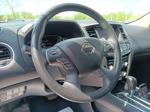 Used 2019 Nissan Pathfinder SV AWD/4WD image 4