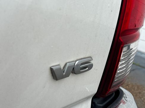 Used 2018 Toyota Tacoma SR5 RWD image 29