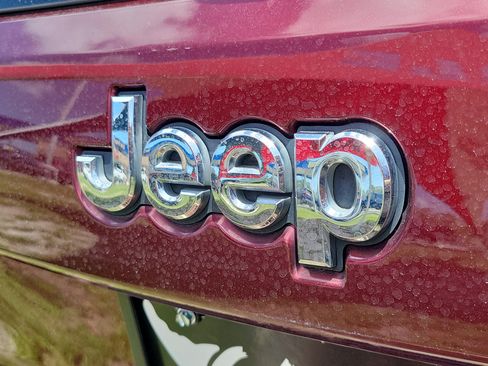 Used 2018 Jeep Grand Cherokee Laredo AWD/4WD image 6