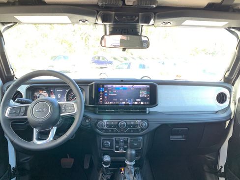 Used 2025 Jeep Wrangler Sahara image 32