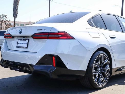 Used 2025 BMW i5 eDrive40i w/ M Sport Package image 9