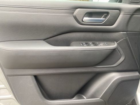 Used 2025 Nissan Armada SV image 10