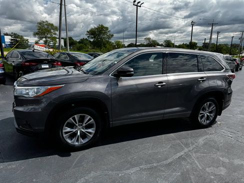 Used 2015 Toyota Highlander Plus AWD/4WD image 2