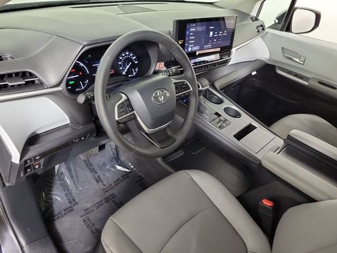Used 2025 Toyota Sienna XLE FWD image 18