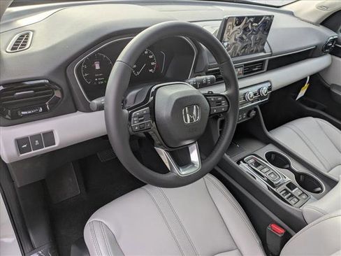 New 2025 Honda Pilot Touring image 3