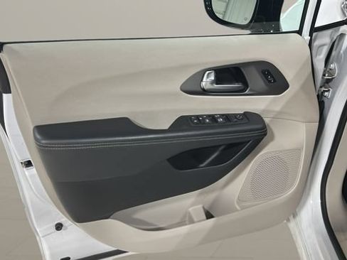 Used 2024 Chrysler Pacifica Touring-L FWD image 8