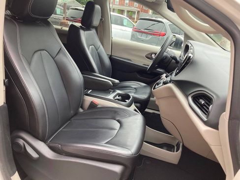Used 2023 Chrysler Pacifica Touring-L FWD image 10