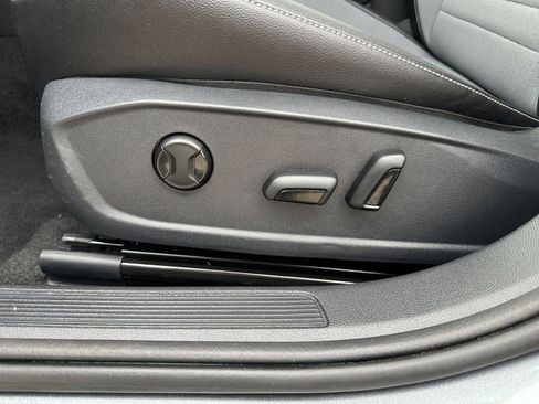 Used 2025 Volkswagen Jetta SE image 23