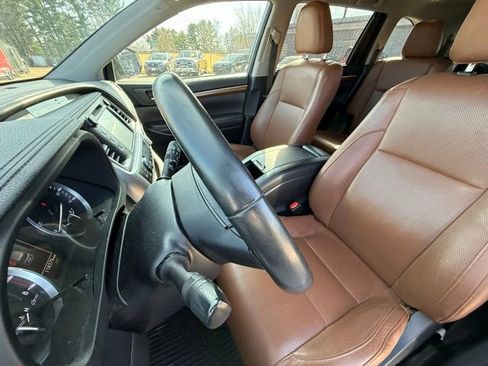 Used 2017 Toyota Highlander Limited Platinum image 12