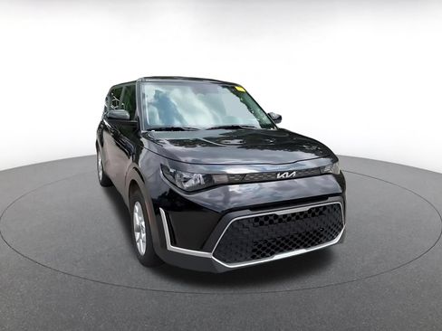 Used 2025 Kia Soul LX w/ LX Technology Package FWD image 3