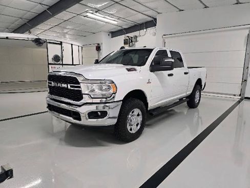 Used 2024 RAM 2500 Tradesman w/ Chrome Appearance Group AWD/4WD image 5