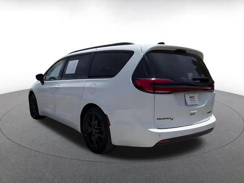 Used 2025 Chrysler Pacifica Limited FWD image 11
