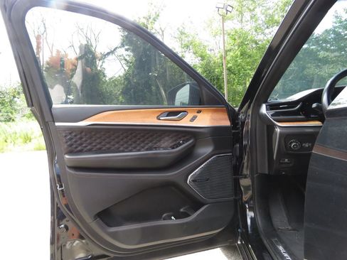 Used 2023 Jeep Grand Cherokee Summit AWD/4WD image 9
