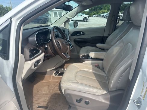 Used 2020 Chrysler Pacifica Touring-L FWD image 10