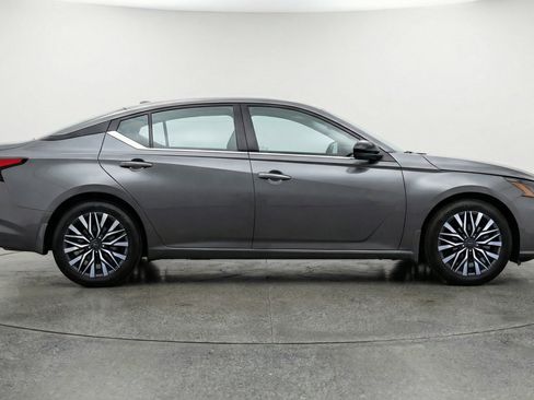 Used 2025 Nissan Altima 2.5 SV image 11
