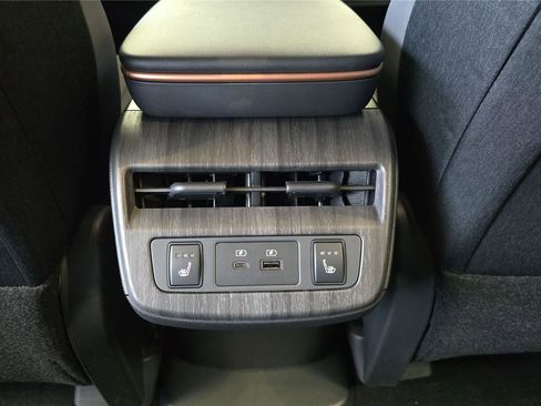 Used 2023 Nissan Ariya AWD image 16