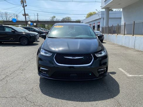 Used 2024 Chrysler Pacifica Touring-L FWD image 2