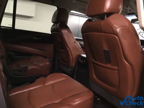 Used 2017 Cadillac Escalade Luxury image 34
