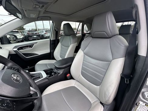 Used 2021 Toyota RAV4 XLE Premium image 11