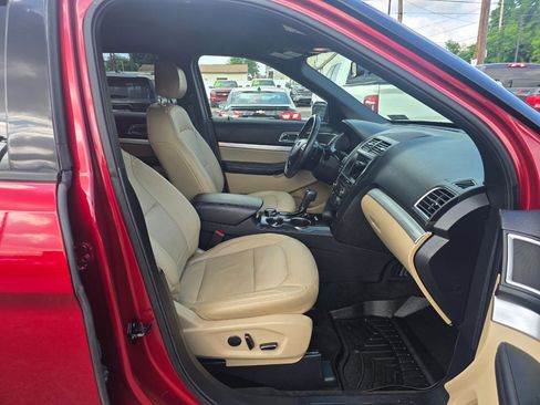 Used 2017 Ford Explorer XLT w/ Equipment Group 202A AWD/4WD image 18