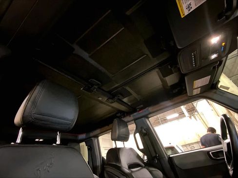 Used 2023 Ford Bronco Badlands image 13