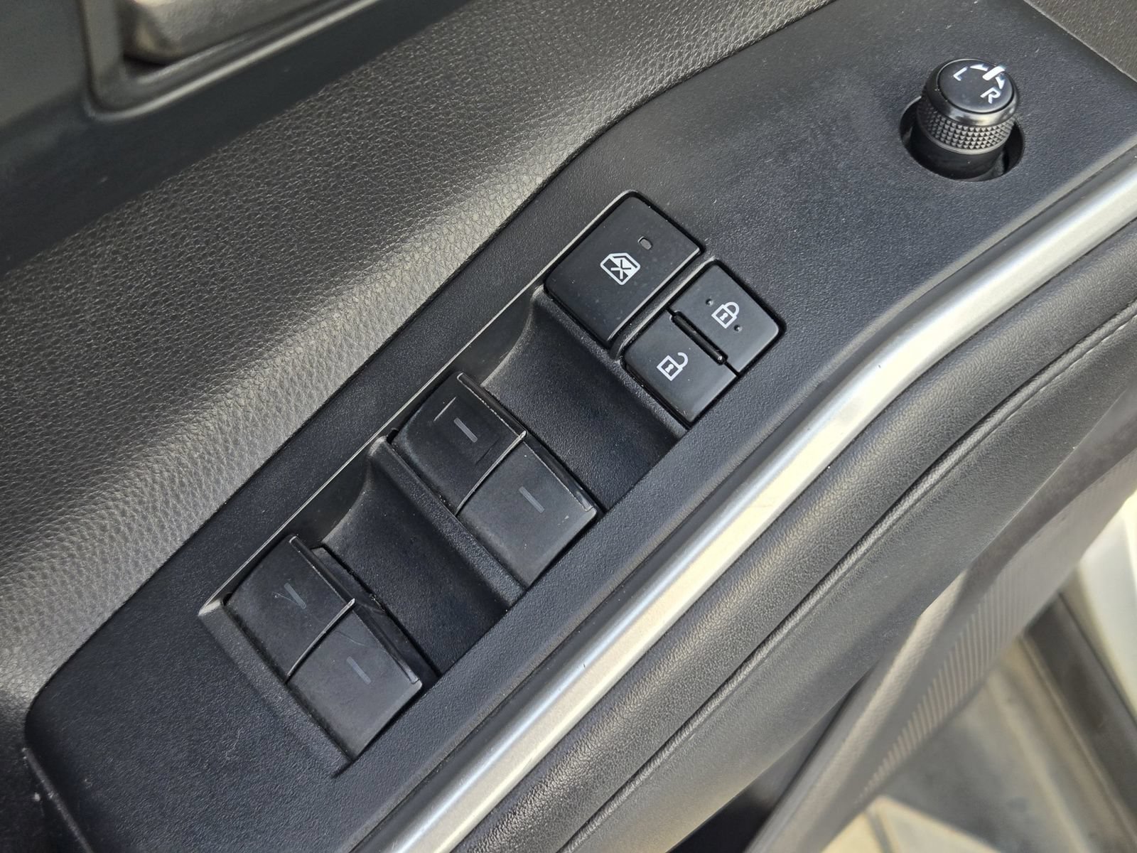 Used 2021 Toyota Highlander LE FWD image 22