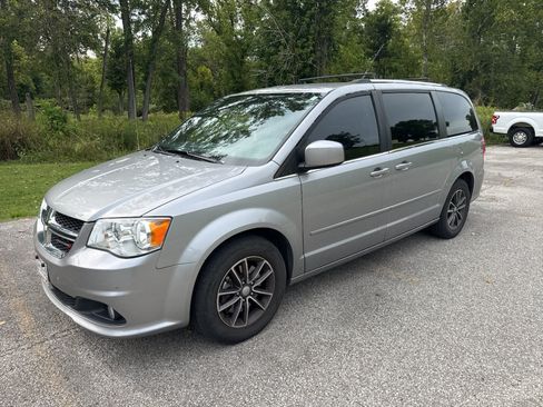 Used 2017 Dodge Grand Caravan SXT FWD image 2