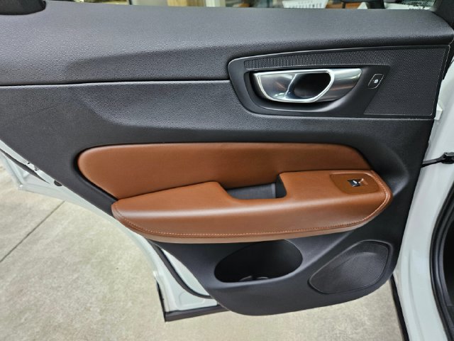 Certified 2023 Volvo XC60 B5 Plus w/ Climate Package AWD/4WD image 15