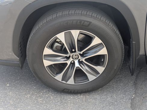 Used 2023 Toyota Highlander XLE AWD/4WD image 14