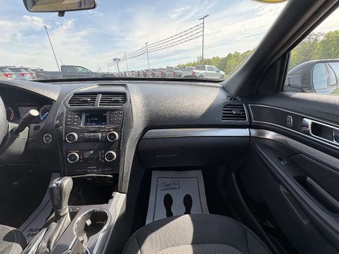Used 2018 Ford Explorer XLT AWD/4WD image 24