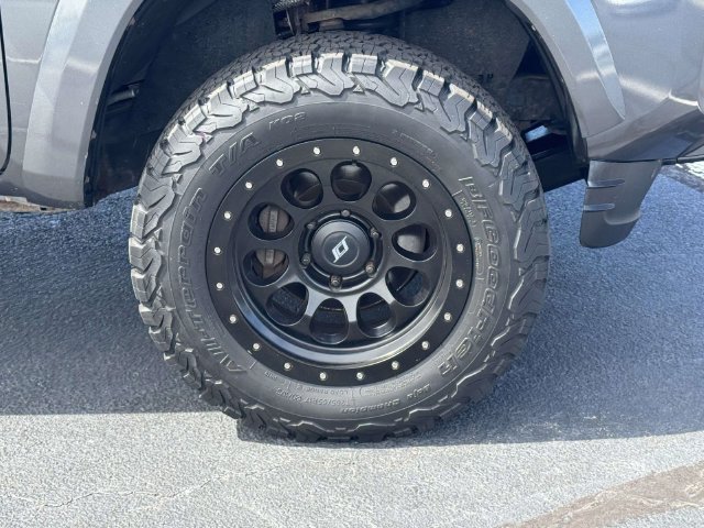 Used 2017 Toyota Tacoma TRD Sport w/ Premium & Technology Package AWD/4WD image 7