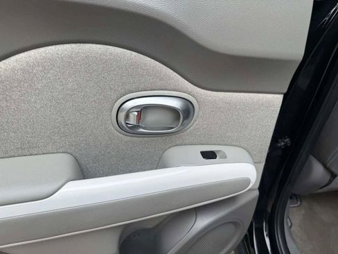 Used 2017 Kia Soul EV image 18