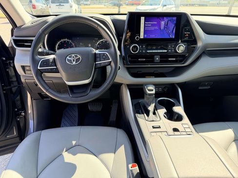 Certified 2025 Toyota Highlander XLE AWD/4WD image 2