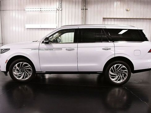 Used 2025 Lincoln Navigator Reserve AWD/4WD image 4