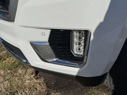 Used 2023 GMC Yukon SLT w/ SLT Luxury Package AWD/4WD image 8