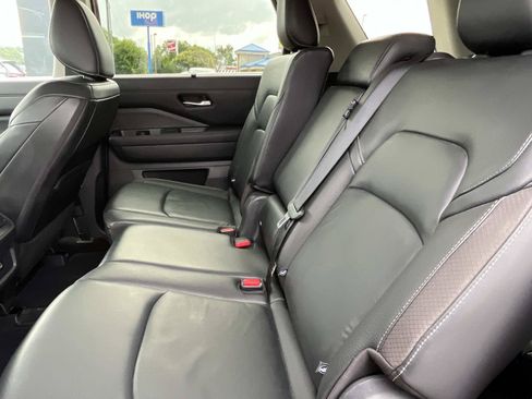 Used 2023 Nissan Pathfinder SL w/ Black Appearance Package AWD/4WD image 21