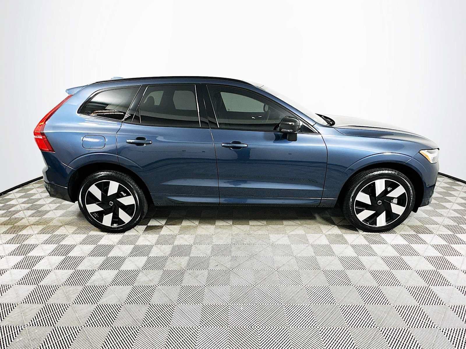 Certified 2025 Volvo XC60 T8 Plus w/ Protection Package Premier AWD/4WD image 8