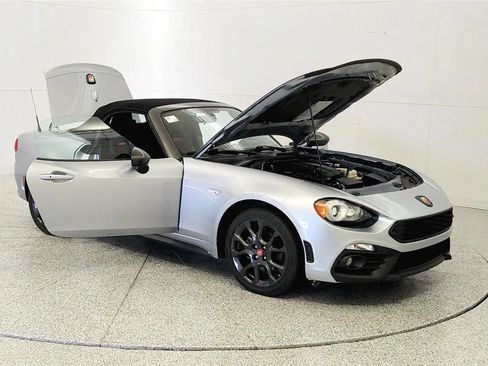Used 2020 FIAT 124 Spider Abarth RWD image 9