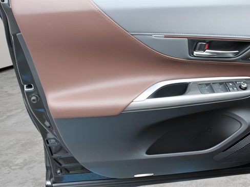 Used 2023 Toyota Venza Limited image 17