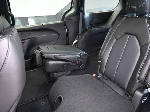 New 2027 Chrysler Pacifica Select FWD image 11