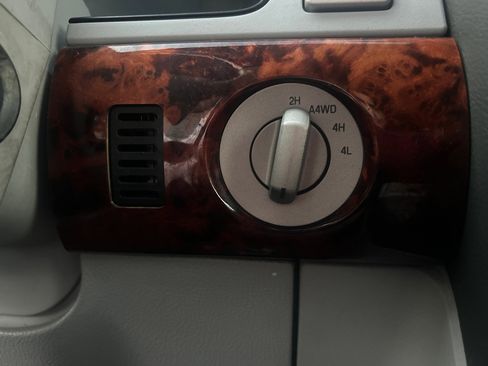 Used 2004 Lincoln Navigator Luxury image 16