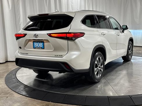 Used 2021 Toyota Highlander XLE AWD/4WD image 8