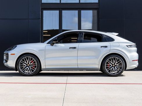 Certified 2025 Porsche Cayenne S AWD/4WD image 2